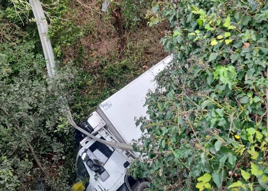 Camion cade da un ponte nei pressi di Ausonia, ferito il conducente Camion cade da un ponte nei pressi di Ausonia, ferito il conducente