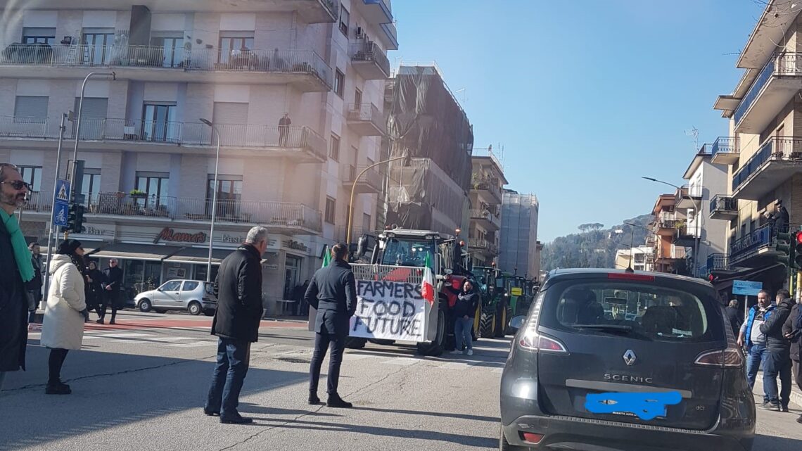 La protesta degli agricoltori arriva anche a Cassino, oltre duecento mezzi hanno invaso la Casilina