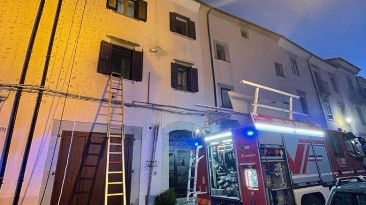 Abitazione in fiamme ad Agnone, vigili del fuoco salvano due persone fuggite sul balcone e sul tetto