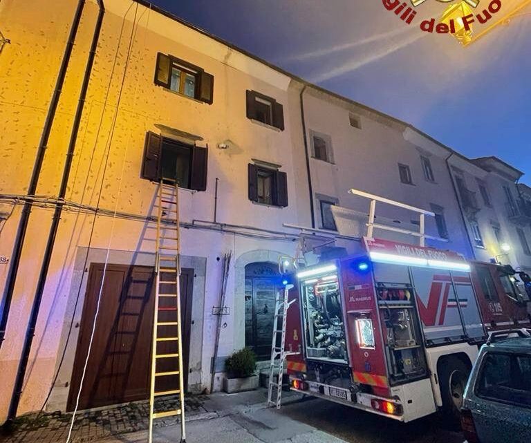 Abitazione in fiamme ad Agnone, vigili del fuoco salvano due persone fuggite sul balcone e sul tetto