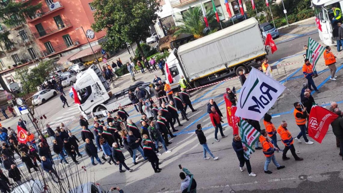 Manifestazione a Cassino, operai della Reno de Medici sfilano contro rischio chiusura