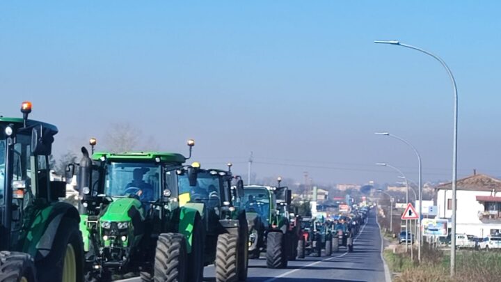 Trattori in marcia verso Cassino, sulla Casilina a passo d’uomo, la protesta degli agricoltori si allarga