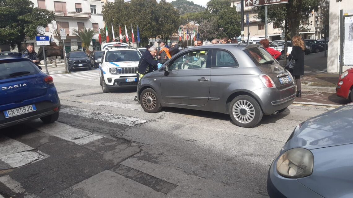 Incidente in via De Nicola, anziano investito da un’auto mentre attraversava sulle strisce. Indaga la Polizia locale