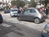 Incidente in via De Nicola, anziano investito da un’auto mentre attraversava sulle strisce. Indaga la Polizia locale