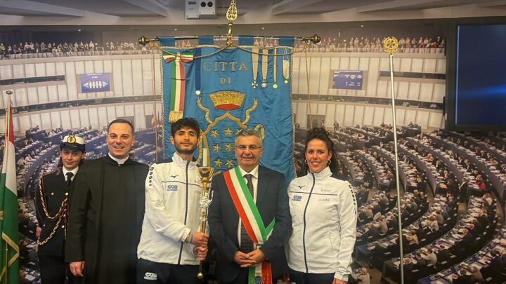 Gli atleti del CUS Cassino portano la “Fiaccola pro pace et Europa Una” nella sede del Parlamento Europeo in Italia