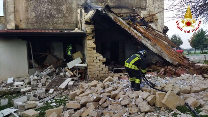 Fuga di gas a Sessa Aurunca, tre feriti nell’esplosione