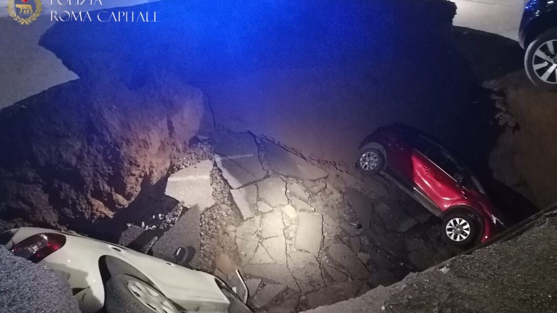 Roma – Ampia voragine in via Sestio Menas, due auto inghiottite