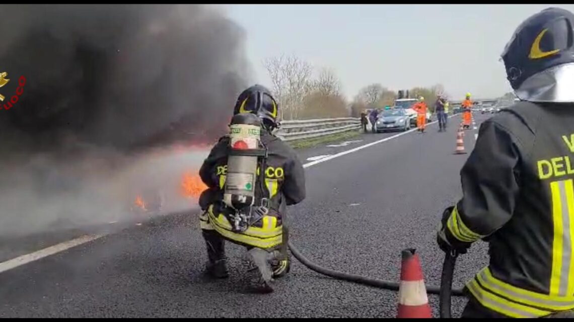 Pontecorvo – Auto in fiamme in autostrada, intervengono i Vigili del Fuoco