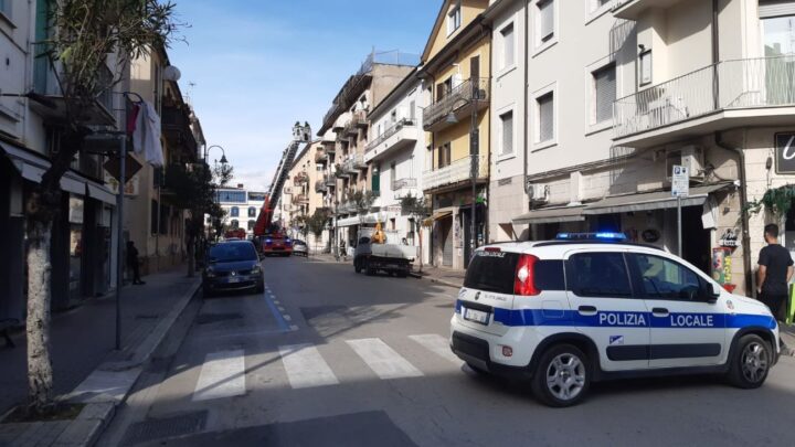 Cade una parte del cornicione, una donna portata al P.S. del “Santa Scolastica” per accertamenti