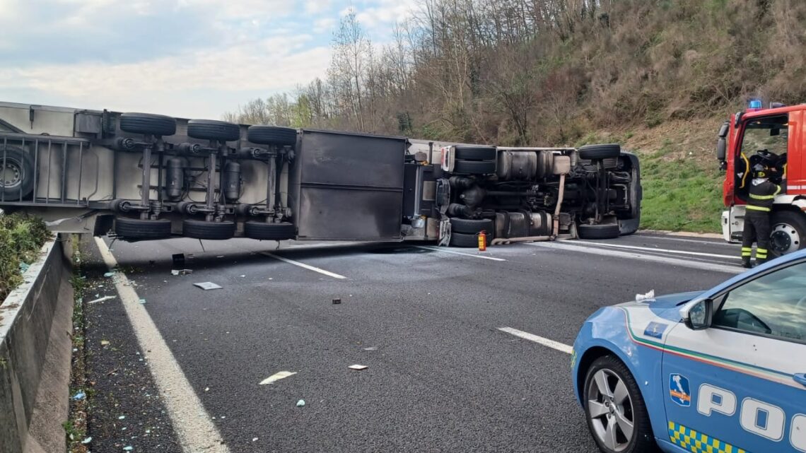 Tir si ribalta sull’autostrada a Frosinone, chiuso il tratto chiuso tra Ferentino e Ceprano