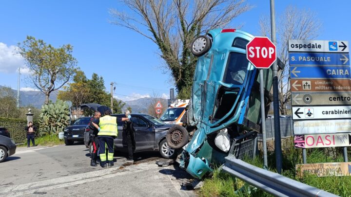 Incidente stradale sul Lungofiume a Cassino, auto rimane in bilico sul ciglio del Rapido