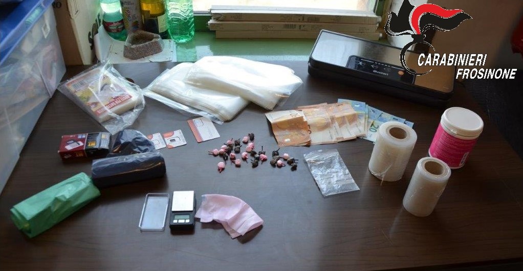 Alatri, in giro con 14 dosi di cocaina e 15 dosi di crack;  29enne rumeno arrestato dai Carabinieri