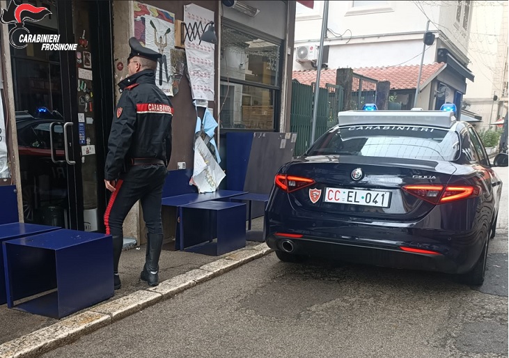 Ruba in un negozio di Cassino e picchia la titolare, arrestata 52enne