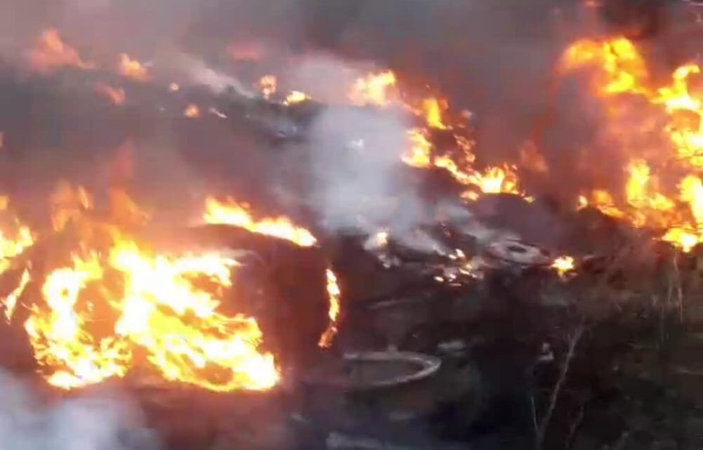 Discarica in fiamme a Roma, bruciano pneumatici e rifiuti