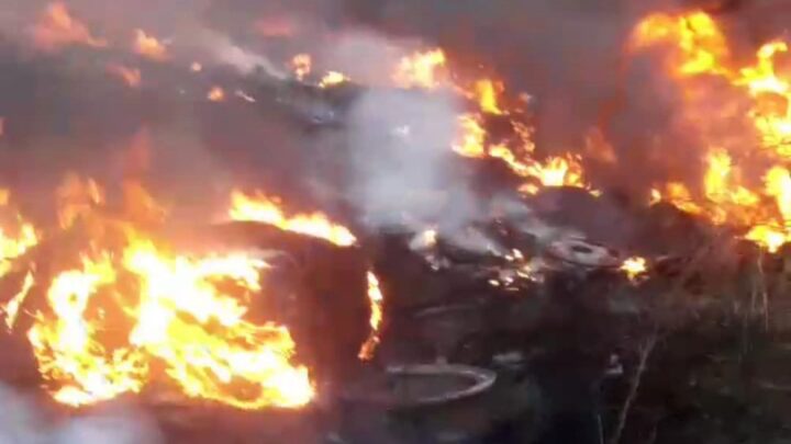 Discarica in fiamme a Roma, bruciano pneumatici e rifiuti