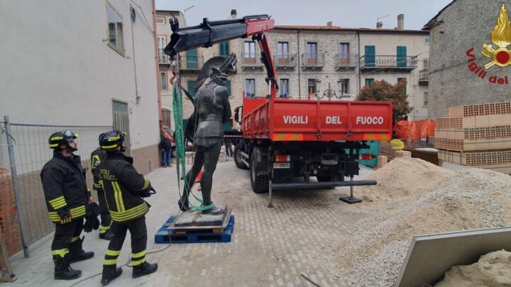 Recuperata dai locali della ex scuola la statua del guerriero sannita di Pietrabbondante