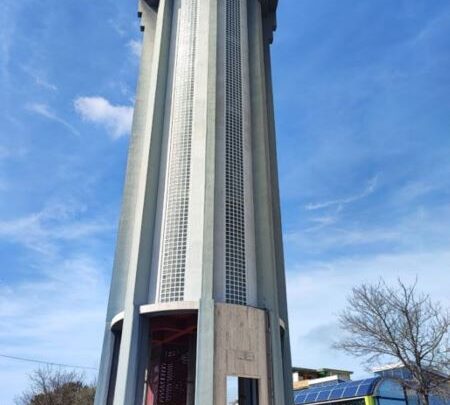 Salgono sulla torre idrica per gettare oggetti sui passanti, i tre minorenni denunciati per possesso di hashish