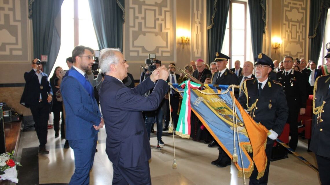 Medaglia d’oro al Valor Civile alla provincia di Frosinone la cerimonia con il ministro Piantedosi Medaglia d’oro al Valor Civile alla provincia di Frosinone la cerimonia con il ministro Piantedosi
