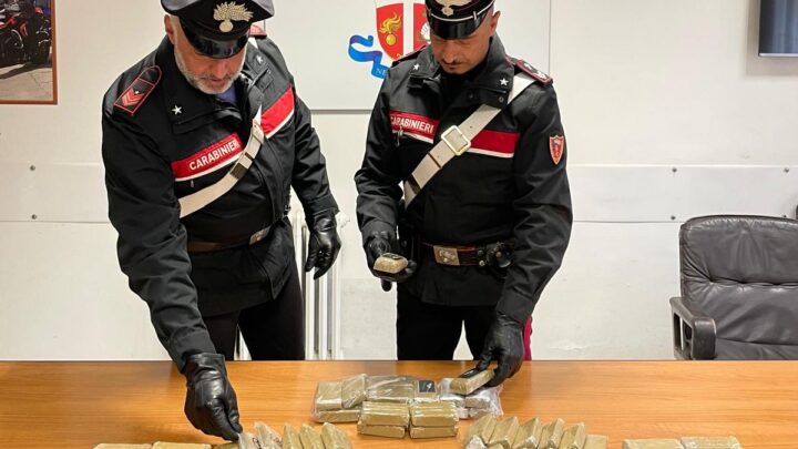 Scoperti con oltre dieci chili di hashish, 25enne e 31enne arrestati