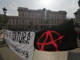 Cassonetti in fiamme e filiali di banche e Poste danneggiate, a Roma l’ombra degli anarchici