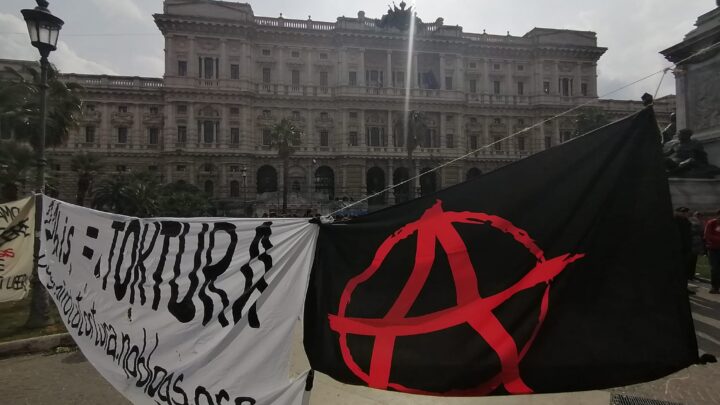 Cassonetti in fiamme e filiali di banche e Poste danneggiate, a Roma l’ombra degli anarchici