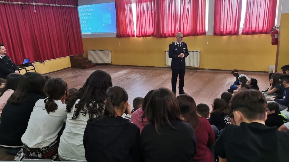 I Carabinieri incontrano gli studenti della scuola media Guido Marini di Torrice nella “settimana civica”