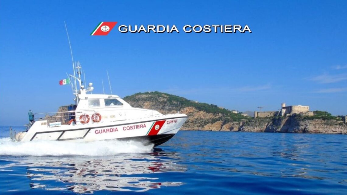 Surfista in difficoltà salvato dalla Guardia Costiera Surfista in difficoltà salvato dalla Guardia Costiera