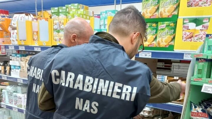 Controlli del Nas ai supermercati, 300 kg tra salumi e formaggi sequestrati a Fondi e Latina