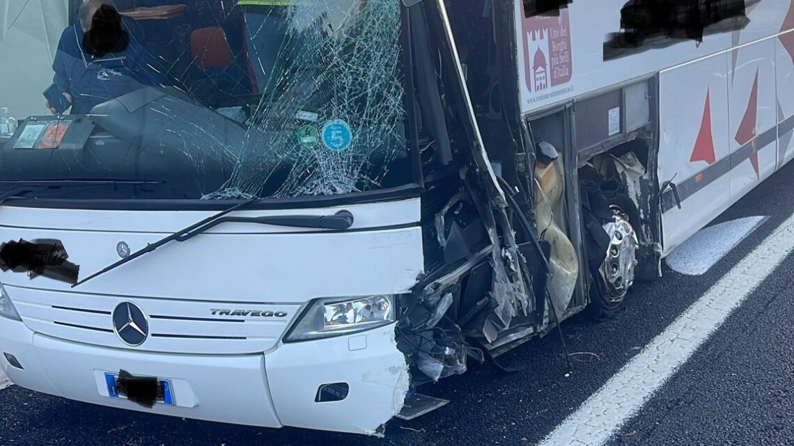 Pullman di fedeli coinvolto in incidente su A1 a Ceprano Pullman di fedeli coinvolto in incidente su A1 a Ceprano