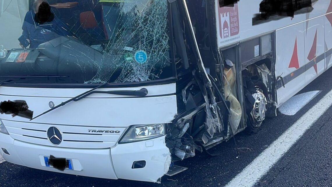 Pullman di fedeli coinvolto in incidente su A1 a Ceprano