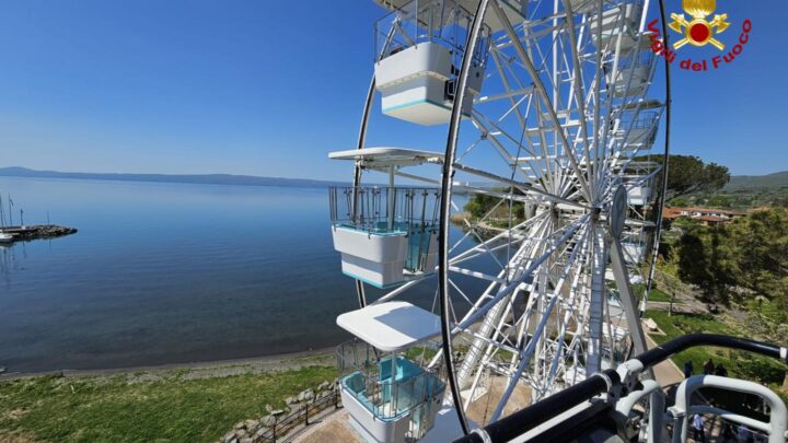 Si rompe la ruota panoramica di Bolsena, famiglia prigioniera nella cabina