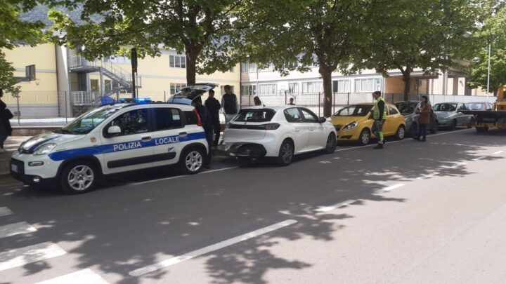 Incidente in via Garigliano incrocio con via Donizetti, tre auto coinvolte, nessun ferito