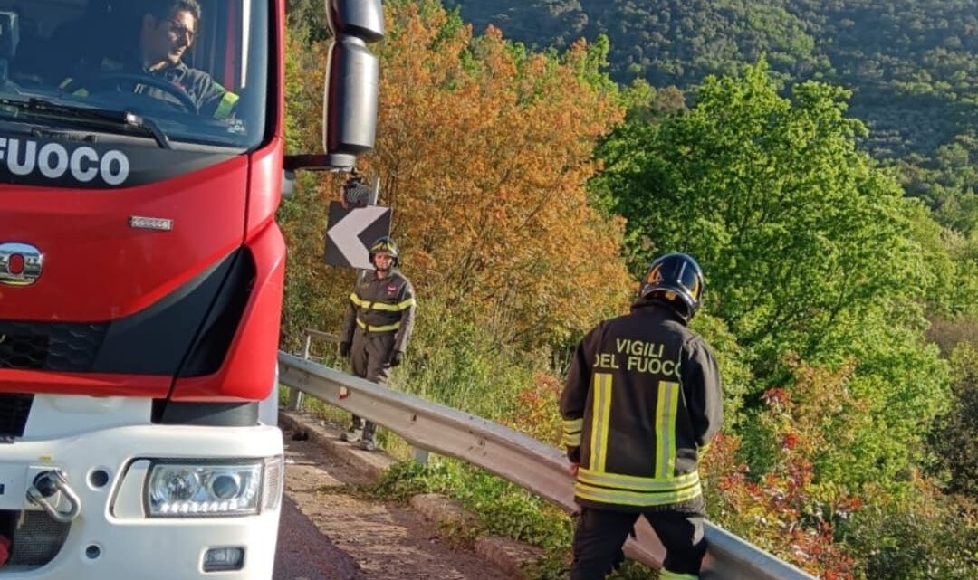 Si schianta con la moto a Itri e finisce in una scarpata, 20enne gravemente ferita