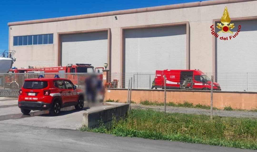 Incendio nel cantiere navale a Sabaudia, in fiamme scafo di 20 metri Incendio nel cantiere navale a Sabaudia, in fiamme scafo di 20 metri
