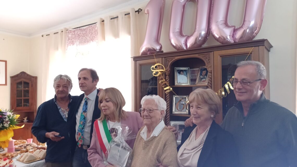 Eleonora Acanfora spegne cento candeline, gli auguri dell’amministrazione comunale di Latina