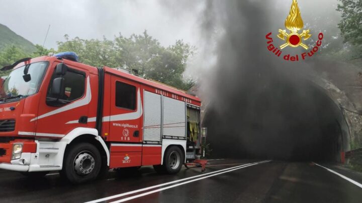 Camion in fiamme in galleria ad Atina, Vigili del Fuoco salvano tre persone