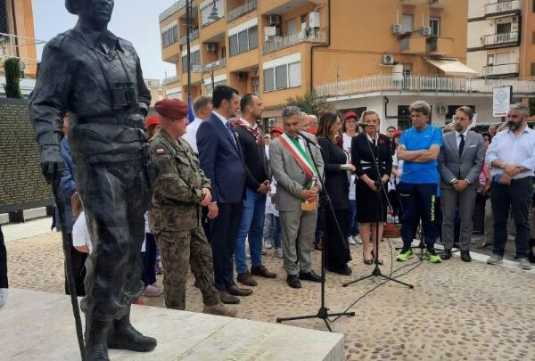 La scultura del generale Anders in viale Dante, rafforza il legame fra popolo polacco e la Città