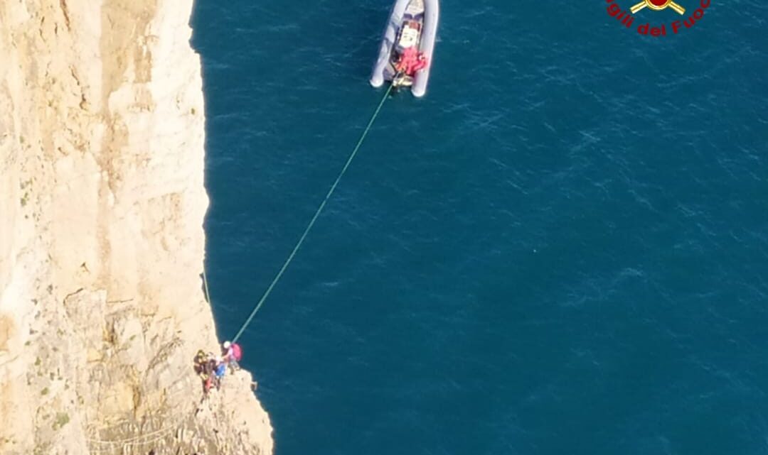 In bilico a strapiombo sul mare sulla Montagna Spaccata a Gaeta, salvati tre rocciatori