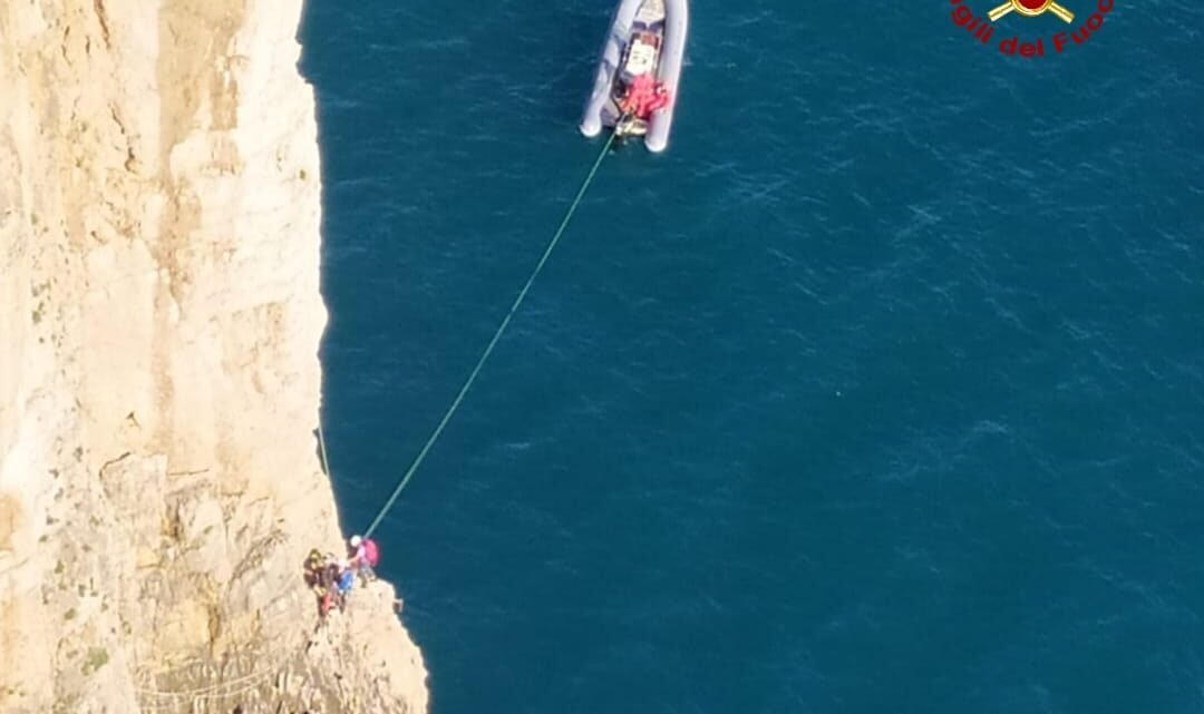 In bilico a strapiombo sul mare sulla Montagna Spaccata a Gaeta, salvati tre rocciatori In bilico a strapiombo sul mare sulla Montagna Spaccata a Gaeta, salvati tre rocciatori