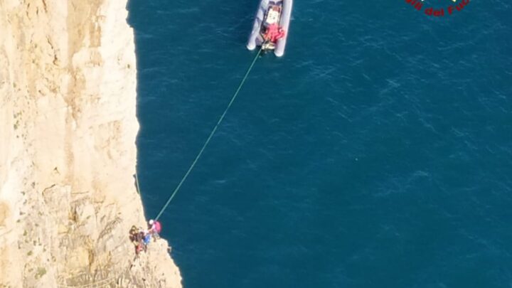 In bilico a strapiombo sul mare sulla Montagna Spaccata a Gaeta, salvati tre rocciatori