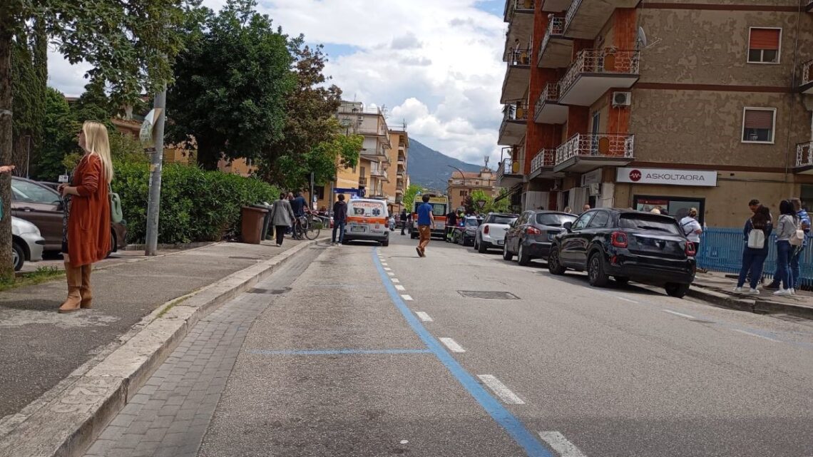 Tragedia questa mattina in via Leopardi, 24enne precipita nel vuoto dal quarto piano