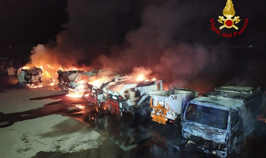 In fiamme 8 mezzi raccolta rifiuti a San Felice Circeo, indagini in corso In fiamme 8 mezzi raccolta rifiuti a San Felice Circeo, indagini in corso