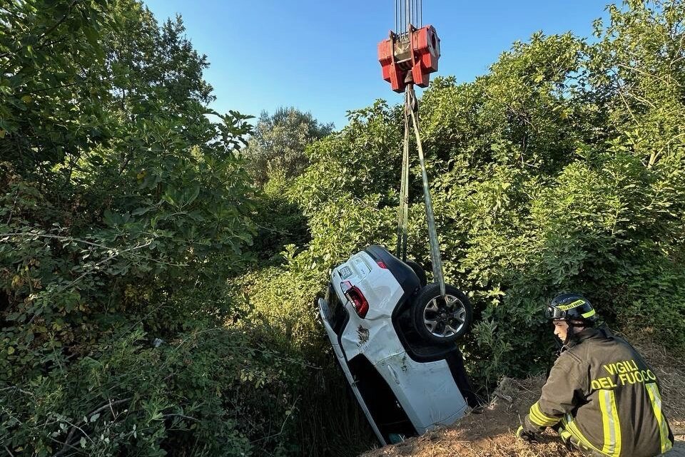 Finisce con l’auto nella scarpata, paura a Ceppagna per una donna Finisce con l’auto nella scarpata, paura a Ceppagna per una donna