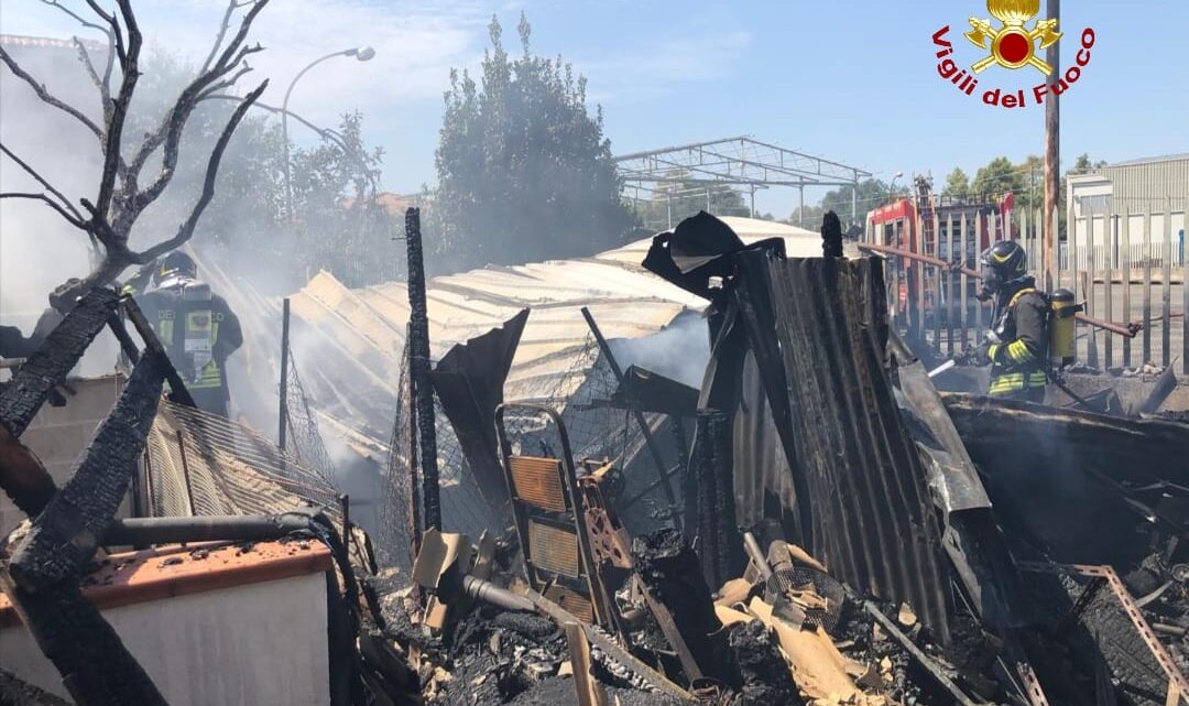 Capanno in fiamme a Latina, distrutta rimessa di attrezzi Capanno in fiamme a Latina, distrutta rimessa di attrezzi