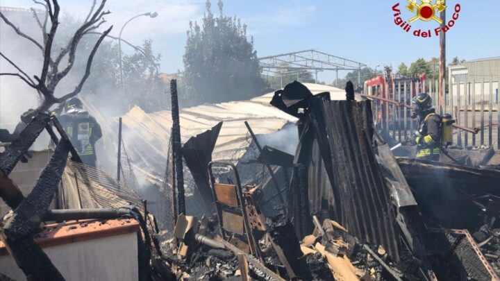 Capanno in fiamme a Latina, distrutta rimessa di attrezzi