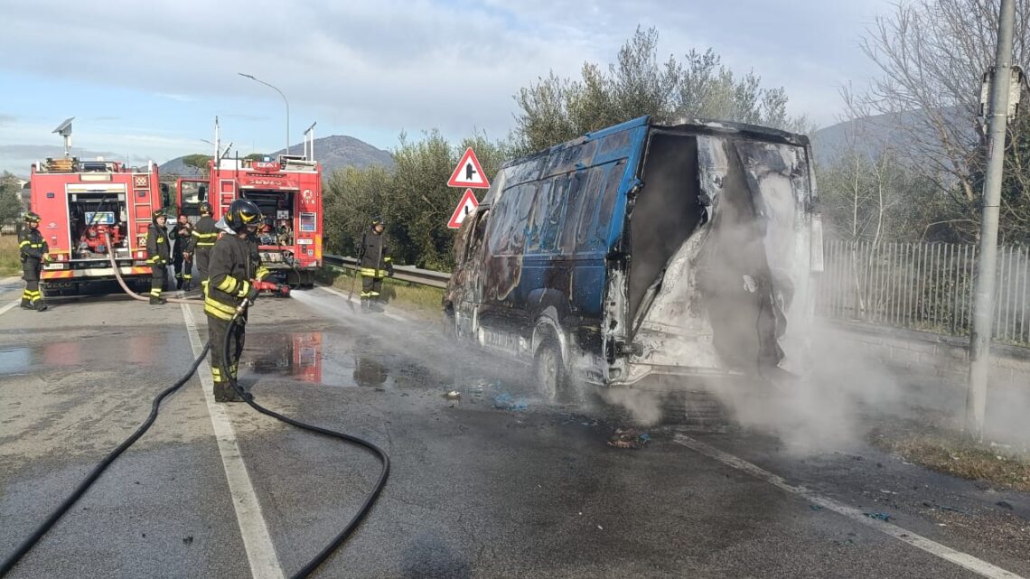 Furgone in fiamme sulla Casilina a Roccasecca, autista si salva per pochi secondi Furgone in fiamme sulla Casilina a Roccasecca, autista si salva per pochi secondi