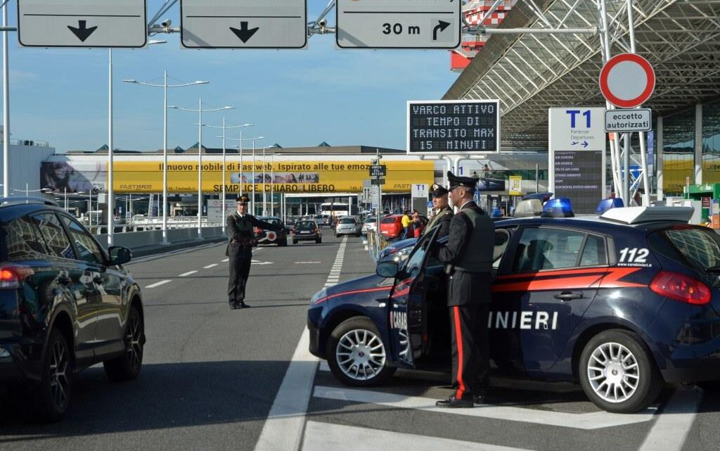 Aeroporto di Fiumicino, controlli dei carabinieri nello scalo internazionale Leonardo Da Vinci