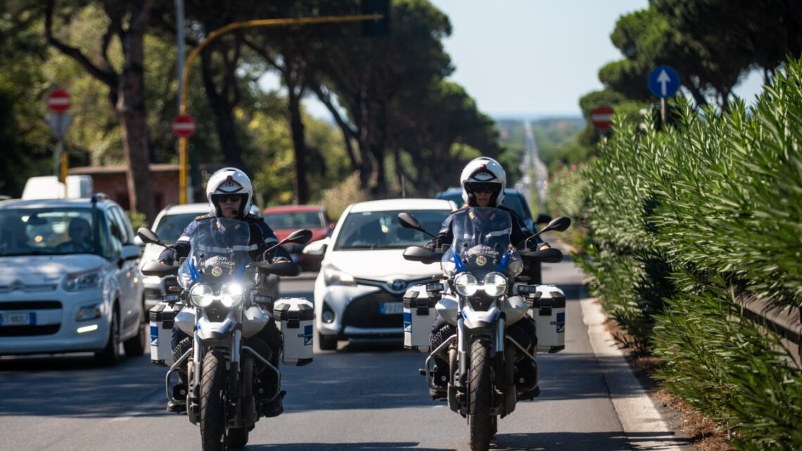 Roma – Contromano sulla Cristoforo Colombo non si ferma all’alt degli agenti e crea il panico, bloccato e denunciato dalla Polizia Locale 