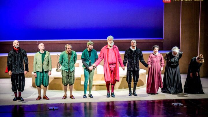 Successo e applausi per il “Falstaff a Windsor” antieroe credibile e talentuoso con Alessandro Benvenuti al Manzoni