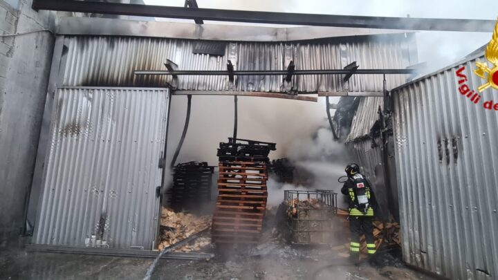 Incendio in stabilimento nella zona industriale di Frosinone